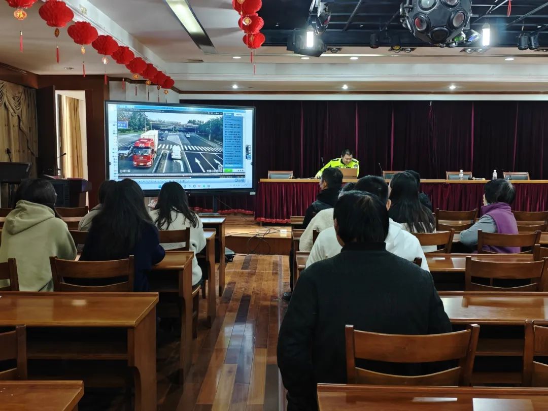 Dongbang Traffic Police Squadron kwam naar de fabriek om verkeersveiligheid te bevorderen