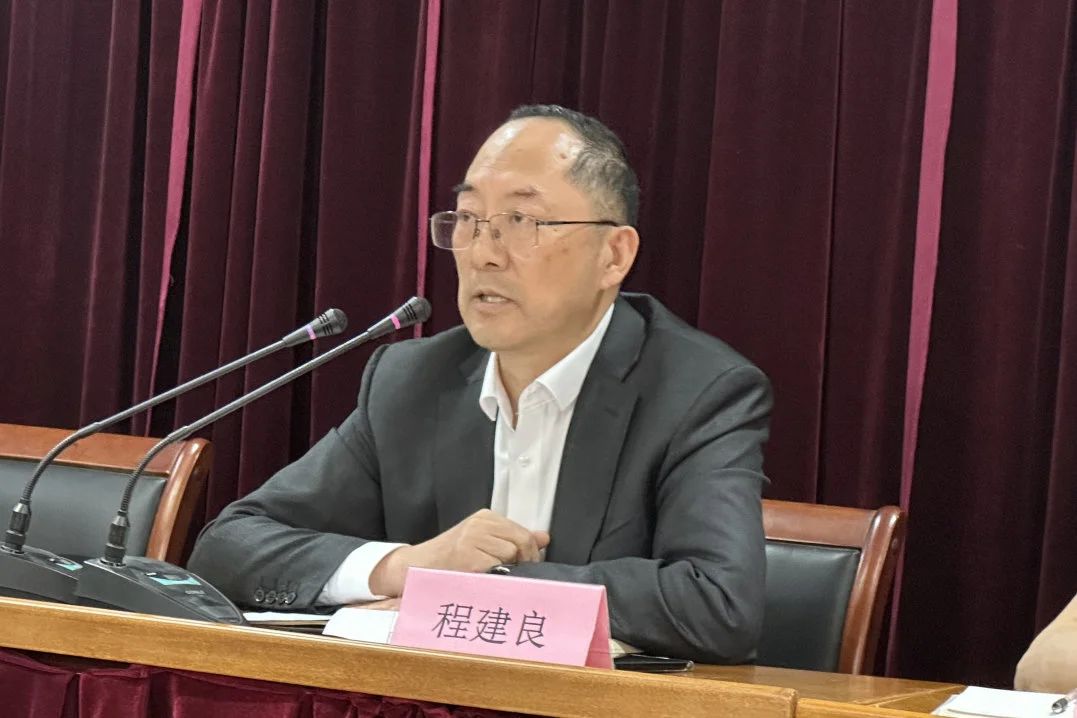 Changshu Polyester hield een vergadering voor kaders op middellange niveau, engineering en technisch personeel en marketingpersoneel
