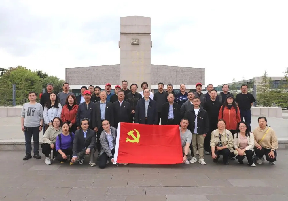 Changshu Polyester Co., Ltd. Party Branch organiseert een bezoek aan de Yancheng New Fourth Army Memorial Hall